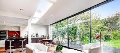 Ampliacion Minimalista en Casa Tradicional Inglesa