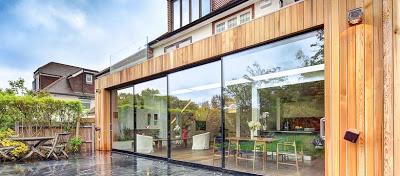 Ampliacion Minimalista en Casa Tradicional Inglesa