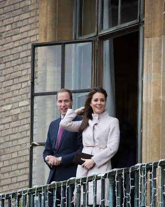Kate Middleton, abrigo de Max Mara y vestido en print animal, en Cambridge