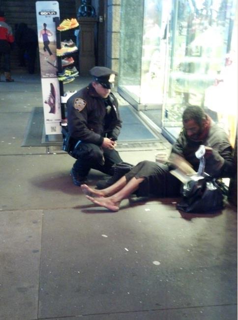 Foto de policía de Nueva York regalando unas botas a mendigo revolucionan Internet.