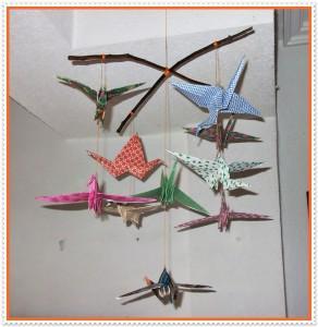 Movil con grullas de papel.