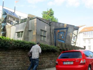 Construcción en lámina de metal acanalada (supongo que muestra del feísmo postindustrial gallego) en Santiago de Compostela, España, 12 octubre 20012