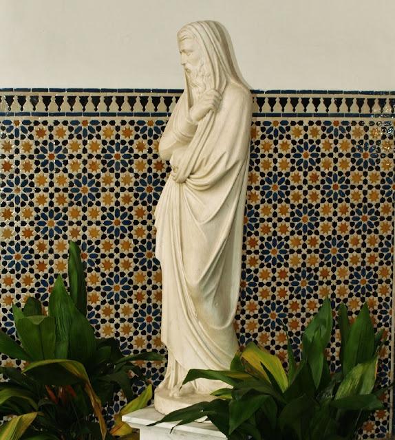 Las estatuas del Pabellón de Marruecos.