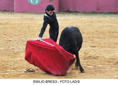 TENTADERO EN VILLALOBILLOS:SEIS ALUMNOS DE LA ESCUELA TAURINA DE CÓRDOBA PRACTICAN CON DOS ERALAS DE RAMÓN SÁNCHEZ