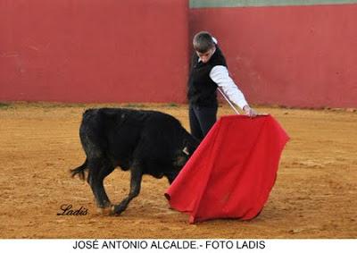 TENTADERO EN VILLALOBILLOS:SEIS ALUMNOS DE LA ESCUELA TAURINA DE CÓRDOBA PRACTICAN CON DOS ERALAS DE RAMÓN SÁNCHEZ