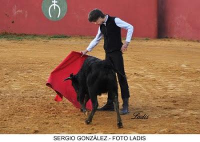 TENTADERO EN VILLALOBILLOS:SEIS ALUMNOS DE LA ESCUELA TAURINA DE CÓRDOBA PRACTICAN CON DOS ERALAS DE RAMÓN SÁNCHEZ