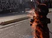 Manifestantes retiran Lázaro; dirigen zócalo capitalino