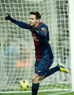 Messi agasaja a uno de sus ídolos con dos goles