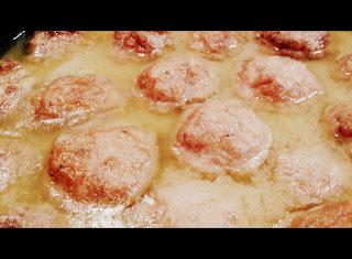 ALBÓNDIGAS DE POLLO CON SALSA DE CEBOLLA