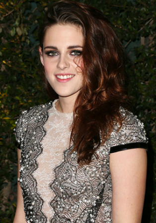 Kristen Stewart: minivestido multicolor o look sobrio y formal. Elige el look