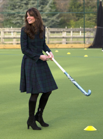 Kate Middleton jugó al jockey vestida de Alexander McQueen y con tacones