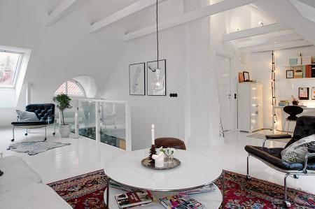 vigas en el techo atico ventanas en el techo suelo de baldosas hidraúlicas paredes paneladas madera blancas papel pintado de pared mobiliario sencillo decoración lámparas de diseño estilo nórdico estilo escandinavo diseño de interiores diseño de dúplex diseño de aticos decoración detalles decoración de interiores decoración de dúplex decoración de áticos baldosa hidraulica mosaico alfombras persas 