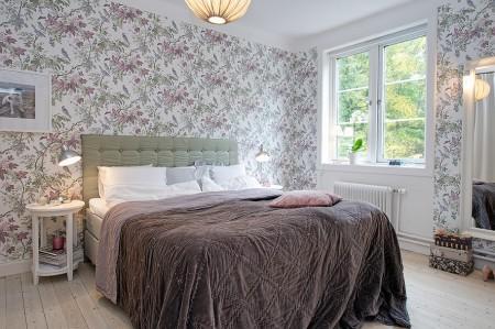 vigas en el techo atico ventanas en el techo suelo de baldosas hidraúlicas paredes paneladas madera blancas papel pintado de pared mobiliario sencillo decoración lámparas de diseño estilo nórdico estilo escandinavo diseño de interiores diseño de dúplex diseño de aticos decoración detalles decoración de interiores decoración de dúplex decoración de áticos baldosa hidraulica mosaico alfombras persas 