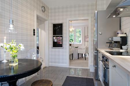 vigas en el techo atico ventanas en el techo suelo de baldosas hidraúlicas paredes paneladas madera blancas papel pintado de pared mobiliario sencillo decoración lámparas de diseño estilo nórdico estilo escandinavo diseño de interiores diseño de dúplex diseño de aticos decoración detalles decoración de interiores decoración de dúplex decoración de áticos baldosa hidraulica mosaico alfombras persas 