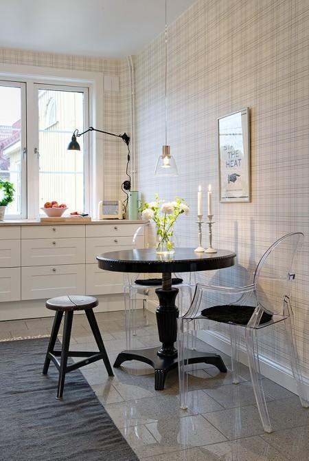 vigas en el techo atico ventanas en el techo suelo de baldosas hidraúlicas paredes paneladas madera blancas papel pintado de pared mobiliario sencillo decoración lámparas de diseño estilo nórdico estilo escandinavo diseño de interiores diseño de dúplex diseño de aticos decoración detalles decoración de interiores decoración de dúplex decoración de áticos baldosa hidraulica mosaico alfombras persas 