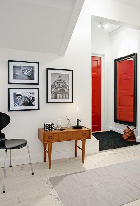 vigas en el techo atico ventanas en el techo suelo de baldosas hidraúlicas paredes paneladas madera blancas papel pintado de pared mobiliario sencillo decoración lámparas de diseño estilo nórdico estilo escandinavo diseño de interiores diseño de dúplex diseño de aticos decoración detalles decoración de interiores decoración de dúplex decoración de áticos baldosa hidraulica mosaico alfombras persas 