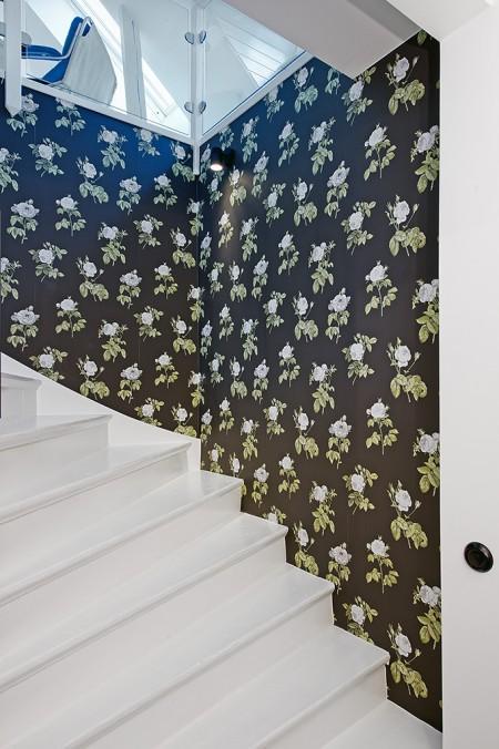 vigas en el techo atico ventanas en el techo suelo de baldosas hidraúlicas paredes paneladas madera blancas papel pintado de pared mobiliario sencillo decoración lámparas de diseño estilo nórdico estilo escandinavo diseño de interiores diseño de dúplex diseño de aticos decoración detalles decoración de interiores decoración de dúplex decoración de áticos baldosa hidraulica mosaico alfombras persas 