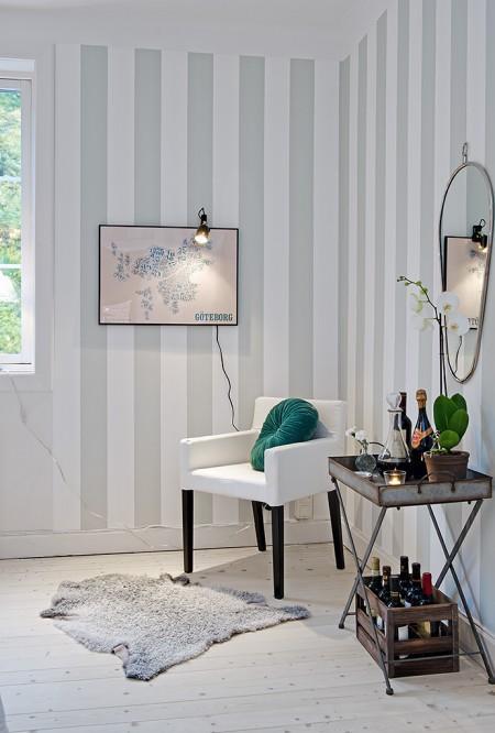 vigas en el techo atico ventanas en el techo suelo de baldosas hidraúlicas paredes paneladas madera blancas papel pintado de pared mobiliario sencillo decoración lámparas de diseño estilo nórdico estilo escandinavo diseño de interiores diseño de dúplex diseño de aticos decoración detalles decoración de interiores decoración de dúplex decoración de áticos baldosa hidraulica mosaico alfombras persas 