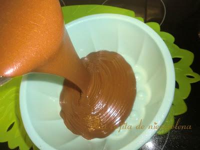 Tarta de chocolate con frosting azul de queso