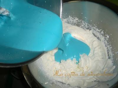 Tarta de chocolate con frosting azul de queso