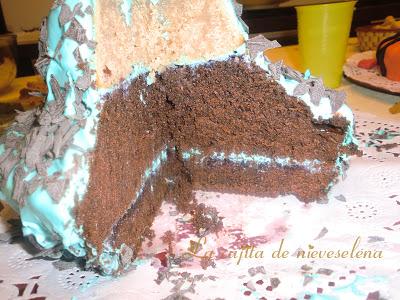 Tarta de chocolate con frosting azul de queso