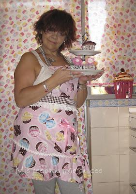 DELANTAL ROSA DE MUUUUUUUUCHOS CUPCAKES
