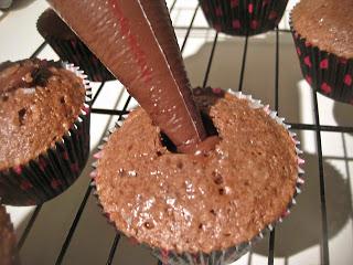 CUPCAKES PARA MIS COMPIS DE CHOCOLATE CON CEREZA