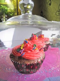 CUPCAKES PARA MIS COMPIS DE CHOCOLATE CON CEREZA