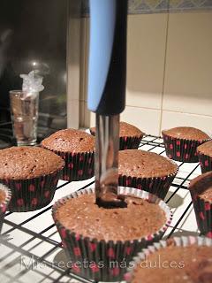 CUPCAKES PARA MIS COMPIS DE CHOCOLATE CON CEREZA
