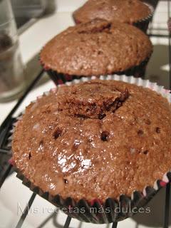 CUPCAKES PARA MIS COMPIS DE CHOCOLATE CON CEREZA