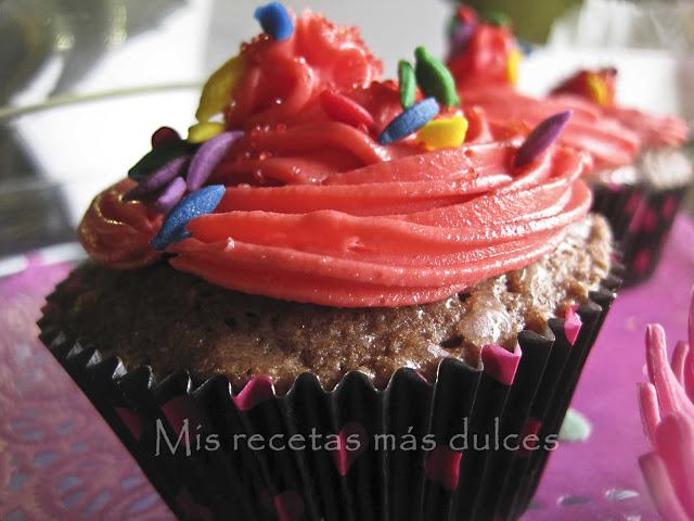 CUPCAKES PARA MIS COMPIS DE CHOCOLATE CON CEREZA