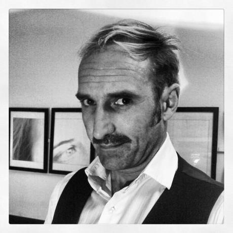 Un bigote para hablar de testículos