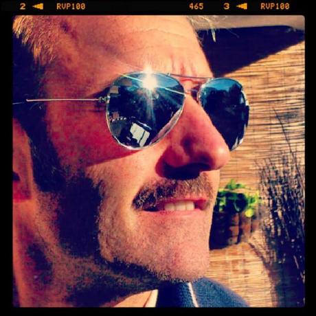 Un bigote para hablar de testículos