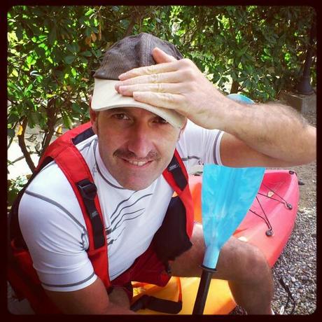 Un bigote para hablar de testículos