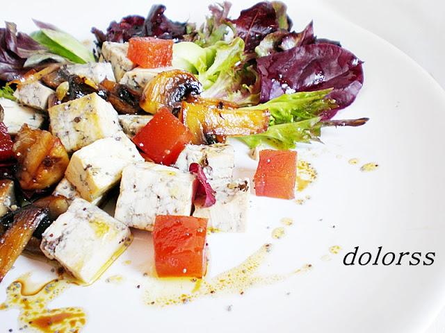 Ensalada tebia con tofú y membrillo