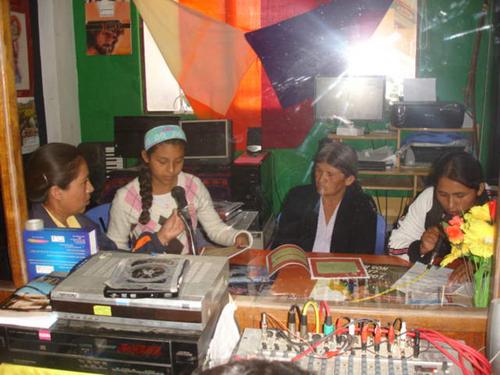 Mujeres quechuas siembran derechos desde las ondas