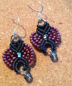 CESTA SOLIDARIA NAVIDAD: ESTILOS SIN TILDE Y SUSYSEVS KOSAS Pendientes de El Taller de Nuria con los que participa en Sorteo Solidario de Estilos Sin Tilde y Susysevs Kosas