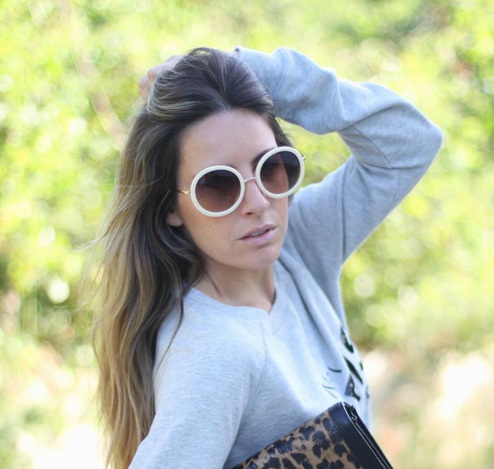 Blogger Mónica Sors wearing round sounglasses