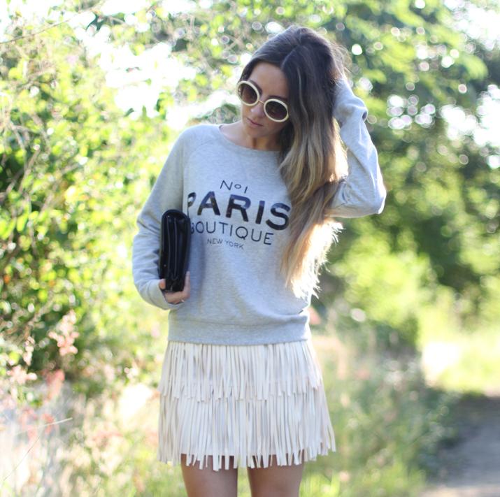 Falda de flecos y sweater París por bloguera de moda
