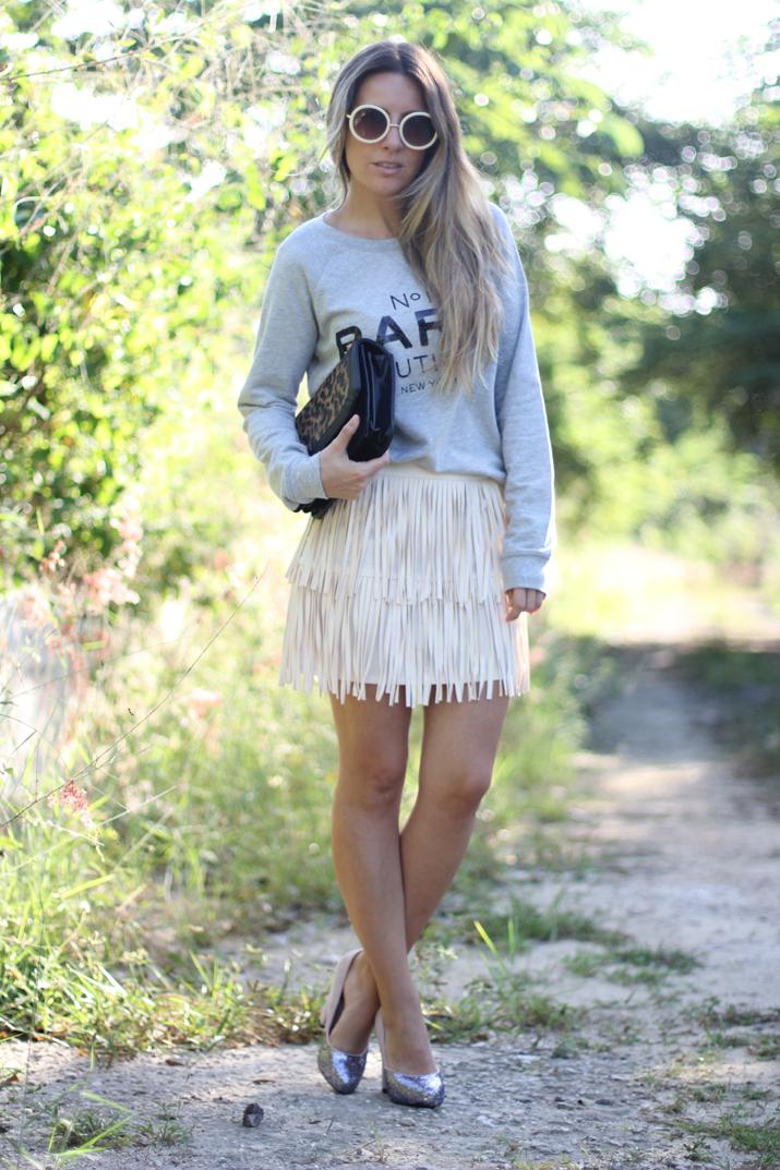 Cómo combinar falda flecos color crema