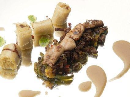 José Pablo Ruipérez en Devora, es Burgos #movimientogastronomicoburgales Mollejas de lechal sobre verduras y senderillas al aroma de tomillo y manzana de Caderechas