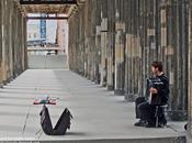 organista entre columnas