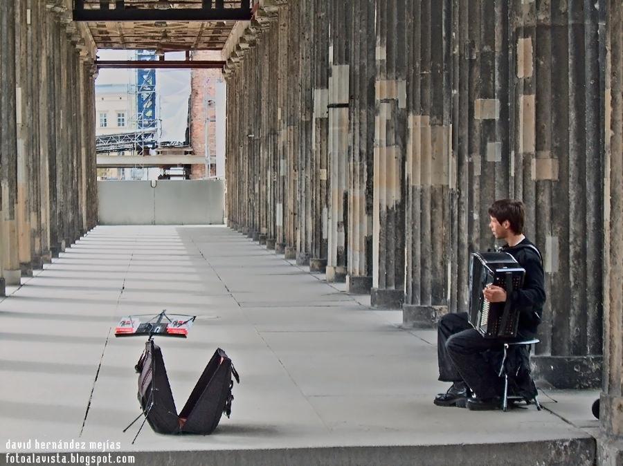 El organista entre columnas