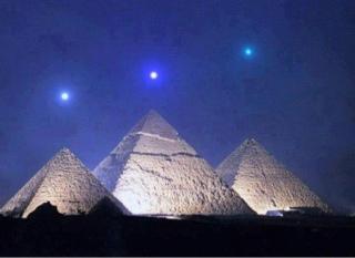 Saturno, Venus y Mercurio se alinearon el lunes con las pirámides de
Guiza