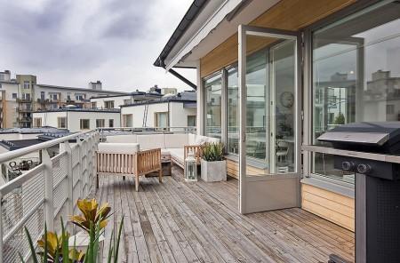 suelo de roble teñido grandes ventanales estilo nórdico estilo escandinavo diseño nórdico diseño de interiores diseño de áticos diáfanos decoración nórdica decoración falta de intimidad decoración de interiores y aticos cocina moderna cocina industrial cocina gris cocina en acero inoxidable carpintería de calidad decoración calefaccion por suelo radiantes blog decoración blog de interiores atico nórdico con vistas 