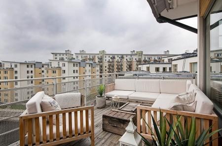 suelo de roble teñido grandes ventanales estilo nórdico estilo escandinavo diseño nórdico diseño de interiores diseño de áticos diáfanos decoración nórdica decoración falta de intimidad decoración de interiores y aticos cocina moderna cocina industrial cocina gris cocina en acero inoxidable carpintería de calidad decoración calefaccion por suelo radiantes blog decoración blog de interiores atico nórdico con vistas 