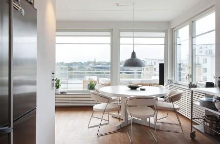 suelo de roble teñido grandes ventanales estilo nórdico estilo escandinavo diseño nórdico diseño de interiores diseño de áticos diáfanos decoración nórdica decoración falta de intimidad decoración de interiores y aticos cocina moderna cocina industrial cocina gris cocina en acero inoxidable carpintería de calidad decoración calefaccion por suelo radiantes blog decoración blog de interiores atico nórdico con vistas 