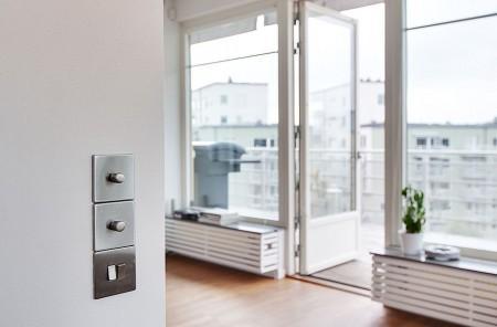 suelo de roble teñido grandes ventanales estilo nórdico estilo escandinavo diseño nórdico diseño de interiores diseño de áticos diáfanos decoración nórdica decoración falta de intimidad decoración de interiores y aticos cocina moderna cocina industrial cocina gris cocina en acero inoxidable carpintería de calidad decoración calefaccion por suelo radiantes blog decoración blog de interiores atico nórdico con vistas 