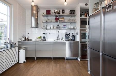 suelo de roble teñido grandes ventanales estilo nórdico estilo escandinavo diseño nórdico diseño de interiores diseño de áticos diáfanos decoración nórdica decoración falta de intimidad decoración de interiores y aticos cocina moderna cocina industrial cocina gris cocina en acero inoxidable carpintería de calidad decoración calefaccion por suelo radiantes blog decoración blog de interiores atico nórdico con vistas 
