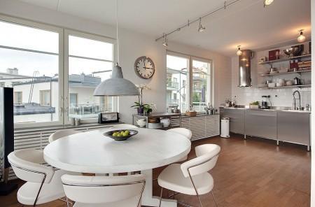 suelo de roble teñido grandes ventanales estilo nórdico estilo escandinavo diseño nórdico diseño de interiores diseño de áticos diáfanos decoración nórdica decoración falta de intimidad decoración de interiores y aticos cocina moderna cocina industrial cocina gris cocina en acero inoxidable carpintería de calidad decoración calefaccion por suelo radiantes blog decoración blog de interiores atico nórdico con vistas 